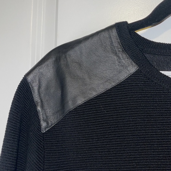Mens ribbed crew neck sweater with leather details - Picture 3 of 11